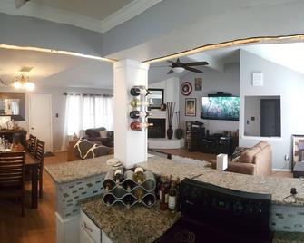 Modern Home: 20 mins to Downtown Houston, Galveston, & NRG - Friendswood - Living room