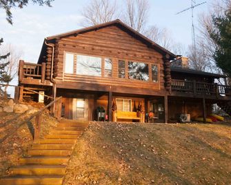 Log cabin on beautiful clear lake perfect for your family retreat. - Winter - Building