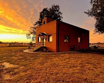 Sunset Stays & Luxe Comfort At The Schoolhouse - Guthrie - Building
