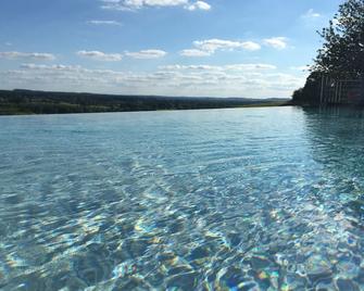 Charming property with exceptional views and infinity pool - Saint-Séverin - Piscina
