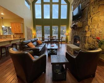 Gorgeous riverfront, 4-BR (2-master suite) home! - South Fork - Вітальня