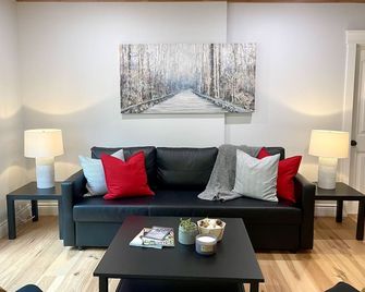 Inn The Moment: A Bright and Cozy Getaway in the Heart of Muskoka - Huntsville - Living room
