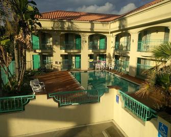Lyfe Inn & Suites By Aga - Lax Airport - Inglewood - Piscina