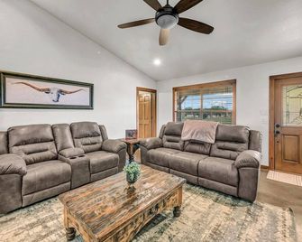 Riley Ranch farmhouse in the charming Brock TX - Near Wedding Venues! - Weatherford - Living room