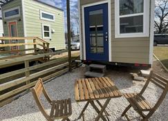 Tiny Home! With Great Layout! Unique Stay Nurses Welcomed - Houston - Patio