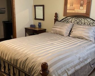 3-bedroom cabin just 14 minutes to Au Sable River - Grayling - Bedroom