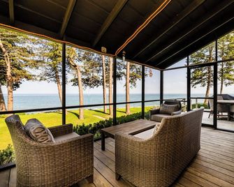 2027 Open! Luxurious And Private Lakefront Estate! - Stevensville - Balcony