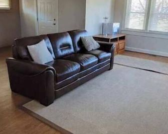 The Jerome House 715 Elm - Terre Haute - Living room