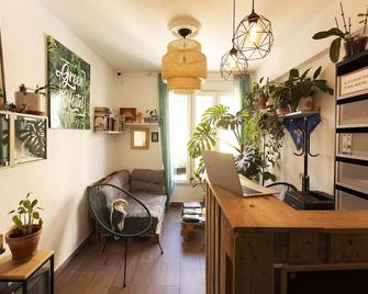 Green Hostel - Oviedo - Living room