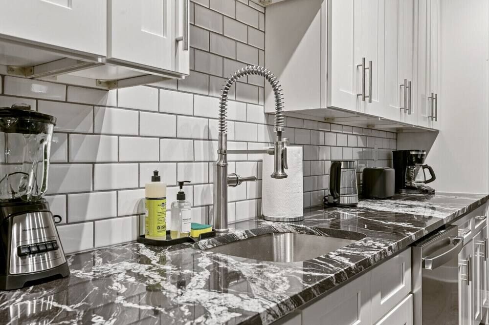 Upscale 2BR suite ~ Free Parking & Walkable! - Pittsburgh - Dapur