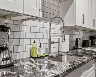 Upscale 2BR suite ~ Free Parking & Walkable! - Pittsburgh - Dapur