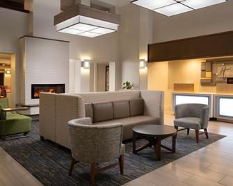 Holiday Inn Express & Suites Belmont - Belmont - Area lounge