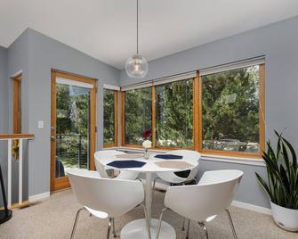 Airy Guesthouse - Walkable Neighborhood Coffe Shop / Restaurants /Bakery - Longmont - Dining room