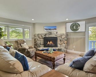 Robins Nest Pool Gym Fireplace Near the AT - Killington - Living room