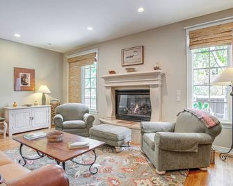 Walk to DU, Dining and Parks Spacious Denver Home! - Denver - Living room