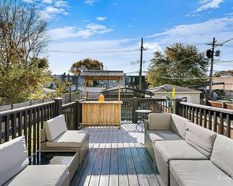 Spacious 5 Br / King Size Beds + Private Parking! - Chicago