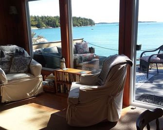 Owls Head Ocean Beachfront Cottage - Owls Head - Living room