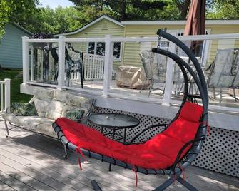 Cozy 3-bedroom cabin in wonderful Perham with WiFi, AC and great fishing! - Perham