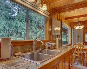 Crystal Creek Chalet - Secluded riverfront cabin, fireplaces, BBQ, dogs welcome - Welches - Cocina