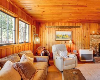 2 Mi to Trinity Lake: Norcal Getaway W/ Bbq - Trinity Center - Sala de estar