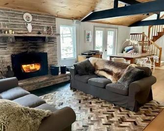 Cheekymoose Mountain House - Big Indian