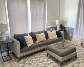 Amazing Modern house with a full kitchen and parking - Smyrna - Living room
