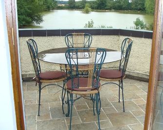 Gîte for birthdays and celebrations 1 hour from Paris sleeps 31 + room sleeps 70 - Courtenay - Balcón
