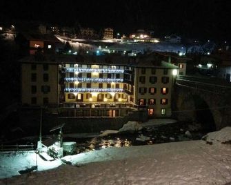 Hotel Tavernier - Courmayeur - Gebäude