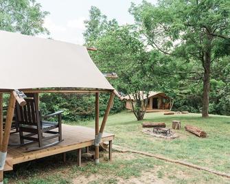 Glampknox Canvas Retreat - Primero - Knoxville - Patio