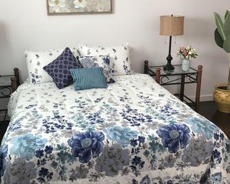 Cozy Cottage In Sonoma Wine Country - Robin's Nest and Garden -Longterm 30 days+ - Santa Rosa - Bedroom