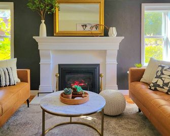 Ski, Shop and Explore Walkable Midtown Reno Oasis! - Reno - Sala de estar