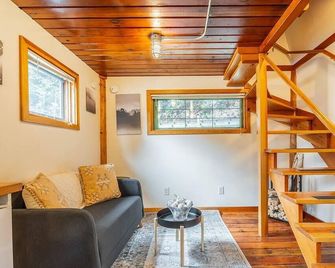 Charming two-level retreat in Capitol Hill - Foxglove Inn - Seattle - Soggiorno