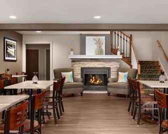Travelodge Suites by Wyndham Moncton - Moncton - Lobby