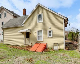 Near I-95 & Rhode Island Border! Pet-Friendly Home - Attleboro - Edificio