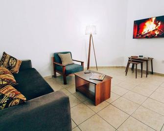 Modern and Stylish 2-Bed City Apartment Near Famagusta Old Town and City Centre - Famagusta - Wohnzimmer