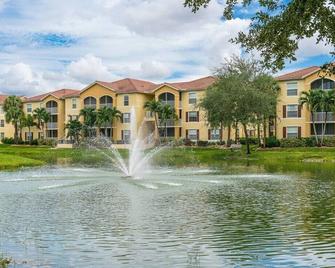 Renovated | Resort Like Condo | Salt Water Pool | Fort Myers - Fort Myers - Bygning