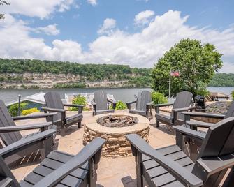 Cliffview Lakefront Retreat! Huge Dock, Floating Dock, Fire Pit, Multiple Patios - Radford - Патіо