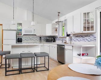 Spacious 4 bdrm home, Close to Lake, Wine, Downtown, Kid Friendly, Self Checkin - Geneva - Kitchen