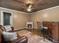 Luxurious Downtown Townhouse - McMinnville - Wohnzimmer
