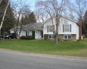 Quiet Neighborhood, For Bird Lovers - South Deerfield - Building