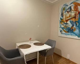 PP1b-Central-Cosy studio flat Suits globetrotters - Oslo - Sala de jantar