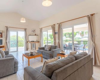 Villa Chrystalla Large Private Pool Walk to Beach Sea Views A C Wifi - 2186 - Neo Chorio - Sala de estar