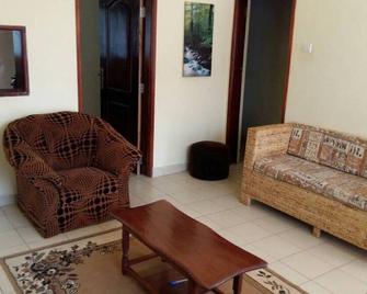 Gated Three-bedroom house in quiet, safe, easily accessible Kampala suburb - Kajjansi - Living room