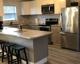 3bed -1 bathApartment in town mins to UMF or Hospital - Farmington - Cocina