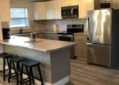 Freashly renovated 3bed/1 bath Apartment in town mins to UMF or Hospital - Farmington - Kitchen