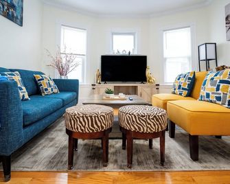 14b-Newly Renovated, Uniquely decorated Apartment - Boston - Living room