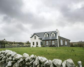 Stay in Luxury and Unlock Exclusive Access to a Private Castle tour!! - Lisdoonvarna - Building