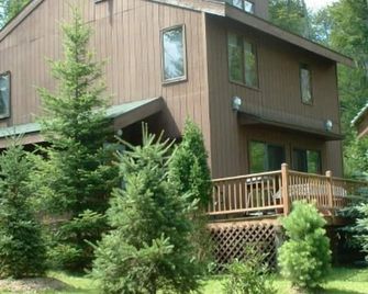 Beautiful updated Adirondack camp, open for rental June 1 to mid-October. - Malone - Budova