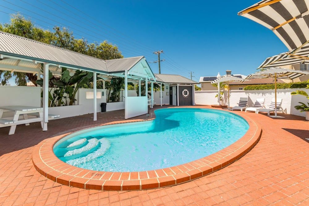 ذا كليفتون موتل - بونبوري - حوض السباحة