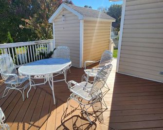 Charming 3-bedroom house in a tranquil neighborhood with a fenced yard. - Martinsburg - Balkon